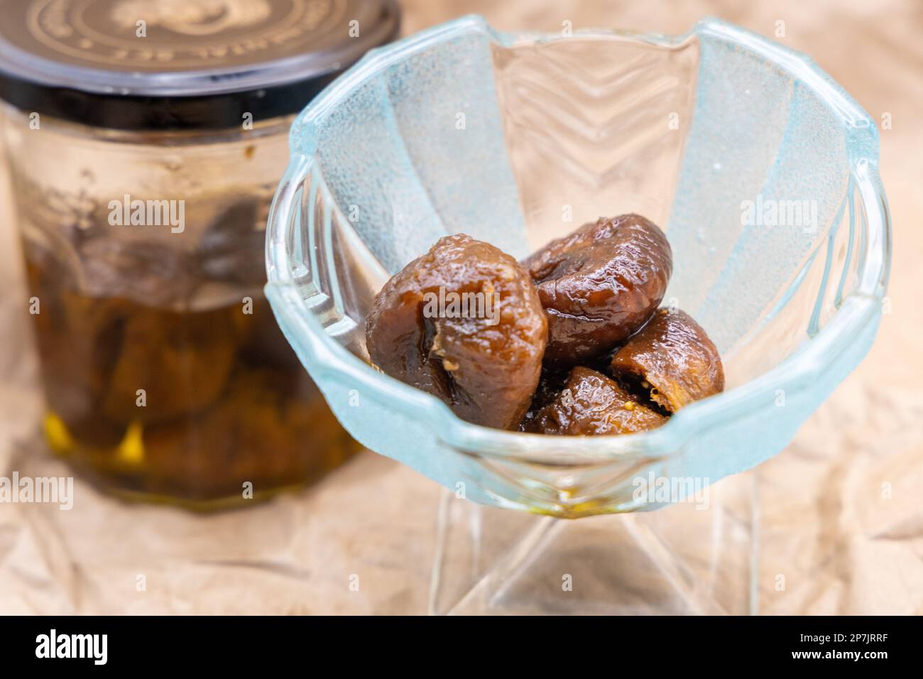 Higos empapados en aceite de oliva - altos beneficios para la salud -La planta de higo es uno de los frutos mencionados en el Corán, junto con las aceitunas - Medicina Islámica Foto de stock