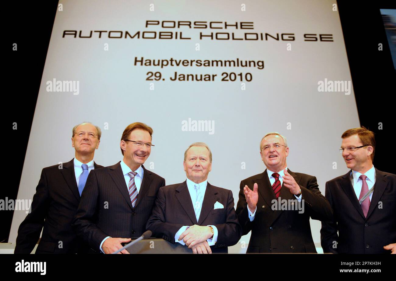 Der Aufsichtsratsvorsitzende der Porsche Automobil Holding SE, Wolfgang Porsche, Mitte, ist zu