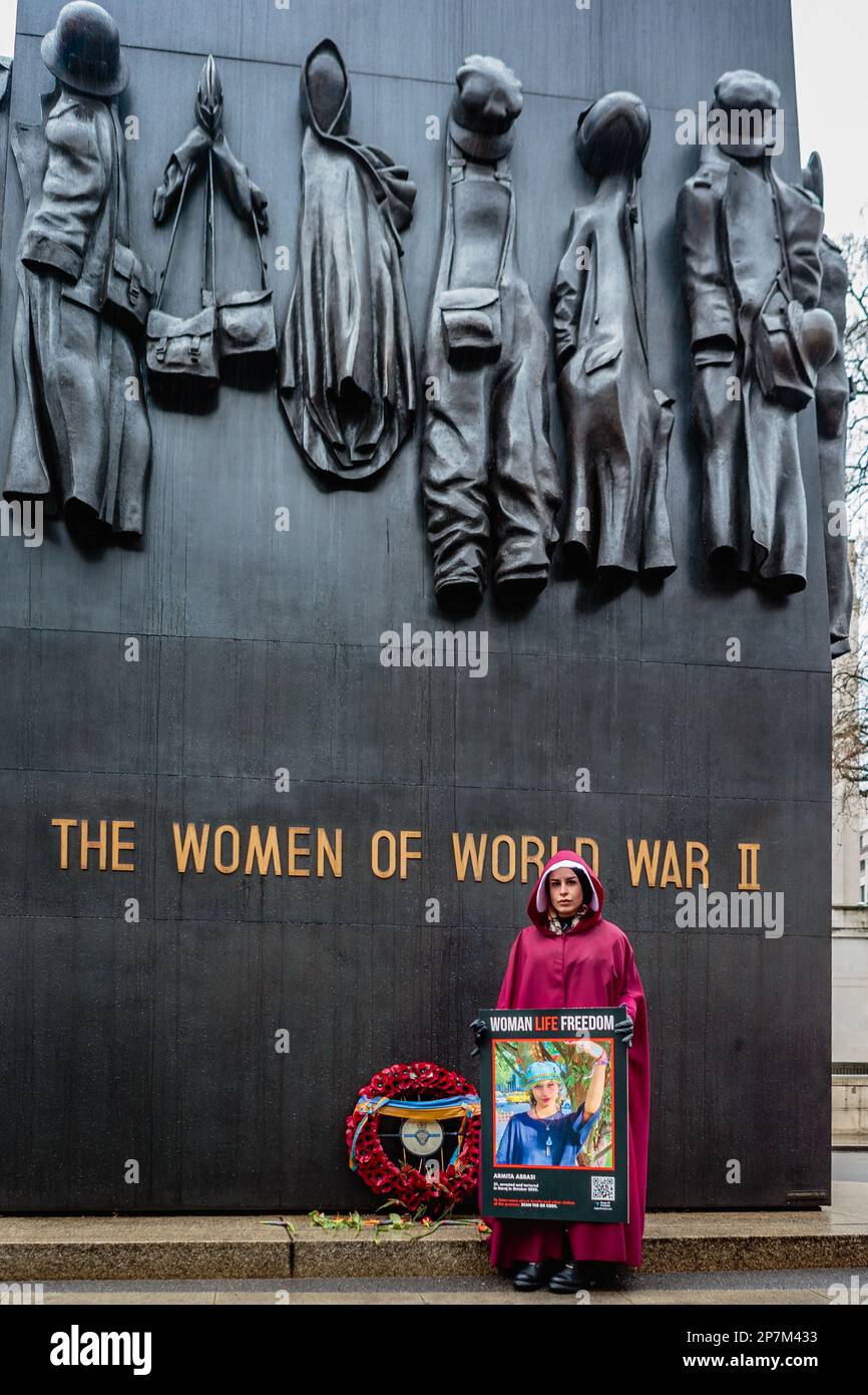 Mujer británica-iraní manifestante por las Mujeres de la Segunda Guerra Mundial en el Día Internacional de la Mujer. Foto de stock