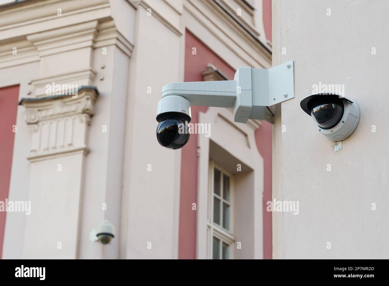 Cámara de seguridad o vigilancia para exteriores instalada en la pared  exterior de un edificio. concepto de seguridad, vigilancia remota,  vigilancia.