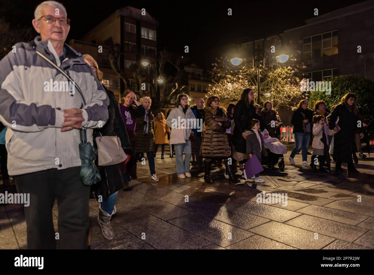 Cangas España, 8th, 2023. Manifestación a las 20,00 h por el Día Internacional de los Derechos de la Mujer, con un gran número de manifestantes. Crédito: XAN gasalla / Alamy Live News Foto de stock