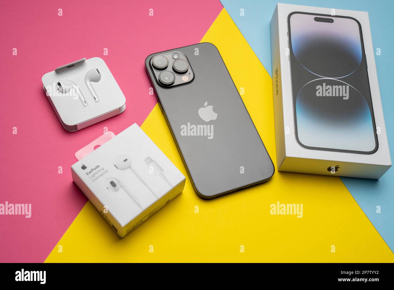 Nuevo iPhone 14 pro max y Apple EarPods, AirPods auriculares blancos en una  caja abierta. Fondo colorido aislado Fotografía de stock - Alamy