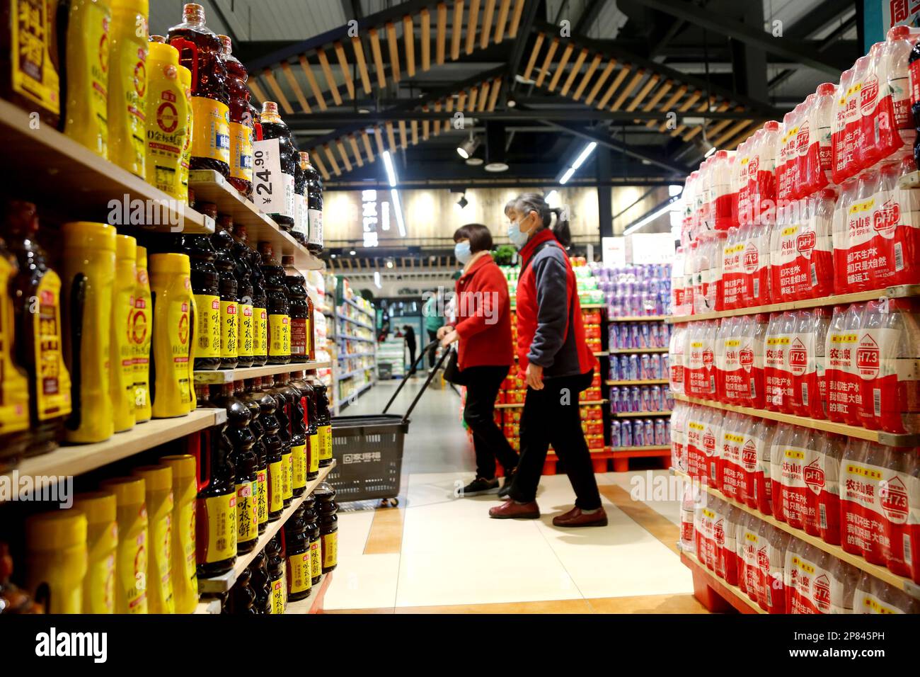 LIANYUNGANG, CHINA - DE MARZO de - Un cliente compra en supermercado en ciudad de Lianyungang, provincia de Jiangsu, el 10 de febrero de 2023, 2019. Los datos