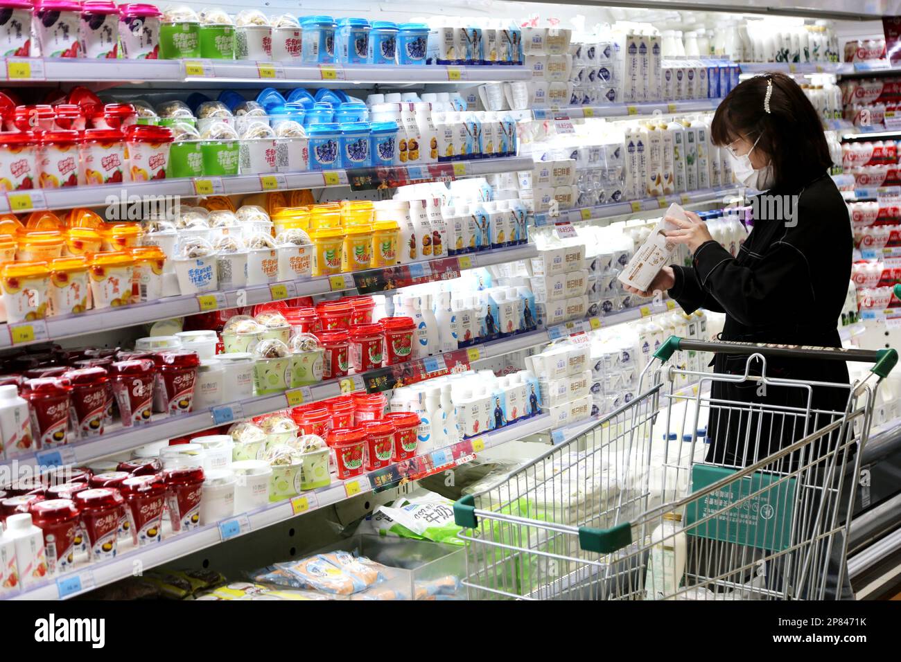 LIANYUNGANG, CHINA - DE MARZO de - Un cliente compra en supermercado en ciudad de Lianyungang, provincia de Jiangsu, el 10 de febrero de 2023, 2019. Los datos