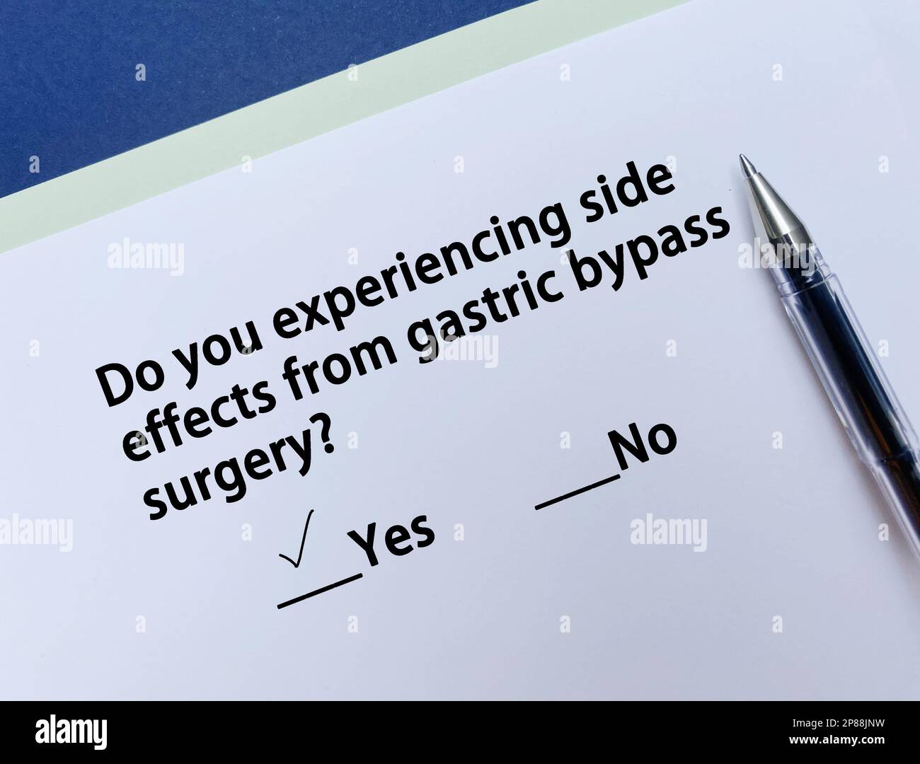 Una persona está respondiendo preguntas sobre los efectos secundarios. Ella está experimentando