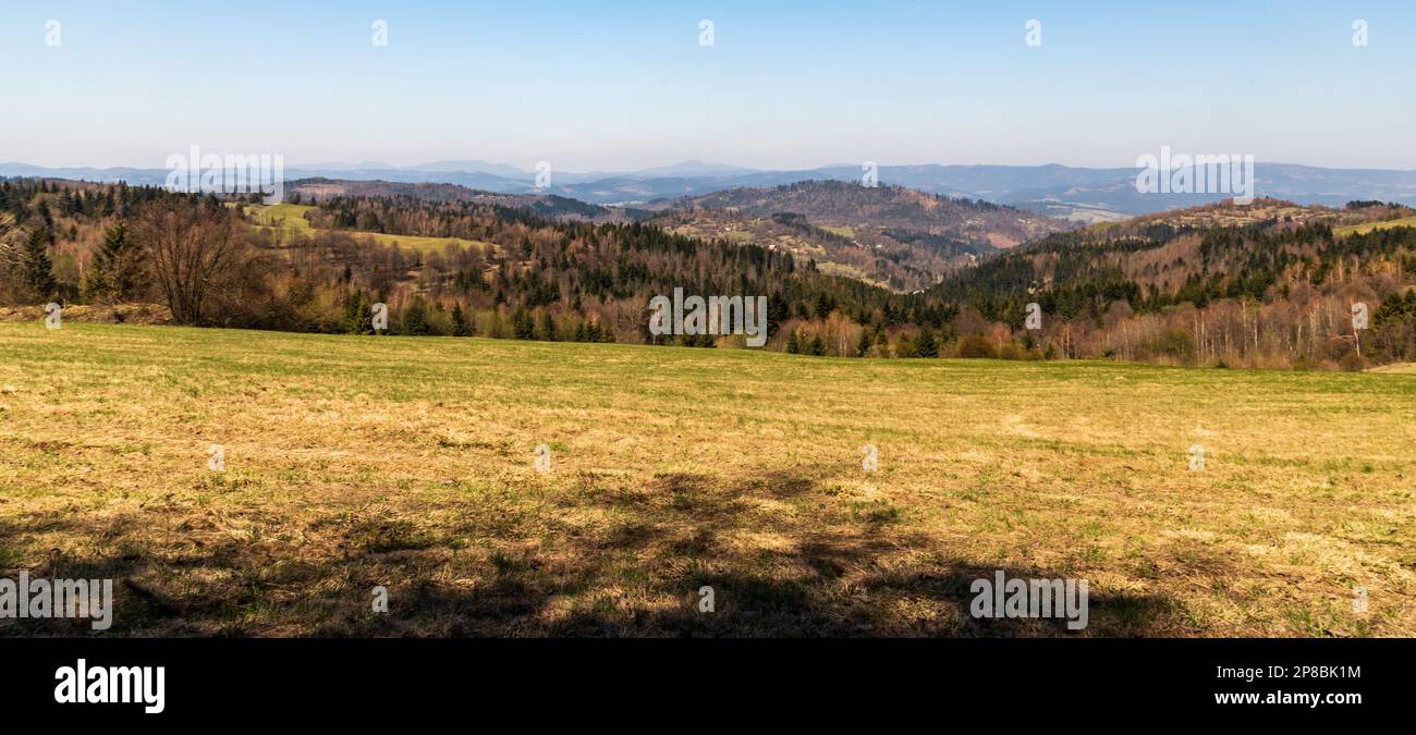 Vista desde la colina de Vrchrieka en las montañas de Javorniky en Eslovaquia durante el hermoso día de primavera Foto de stock