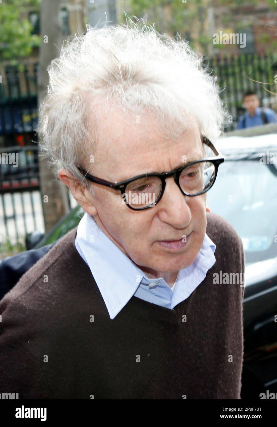 Actor-director Woody Allen arrives to the federal courthouse in New York, Monday, May 18, 2009. Allen sued American Apparel Inc. in 2008 for $10 million, claiming it didn't have permission to use a doctored frame of him from the Oscar-winning film "Annie Hall" on the billboards and on a Web site. (AP Photo/Seth Wenig) Foto de stock