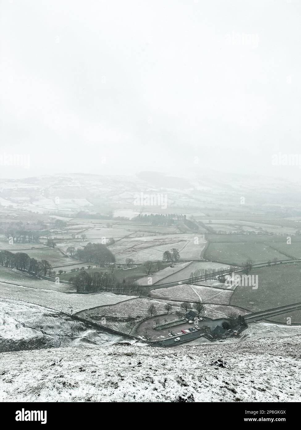 Vistas de las montañas rocosas nevadas en la cima de Mam Tor, Peak District en un día nublado Foto de stock