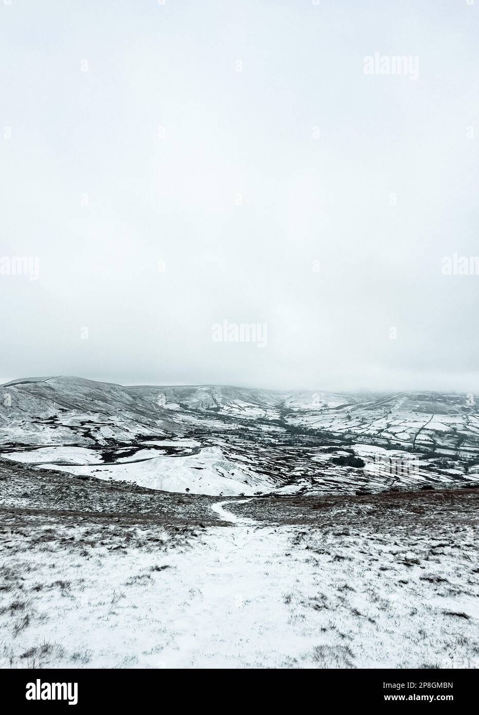 Vistas de las montañas rocosas nevadas en la cima de Mam Tor, Peak District en un día nublado Foto de stock