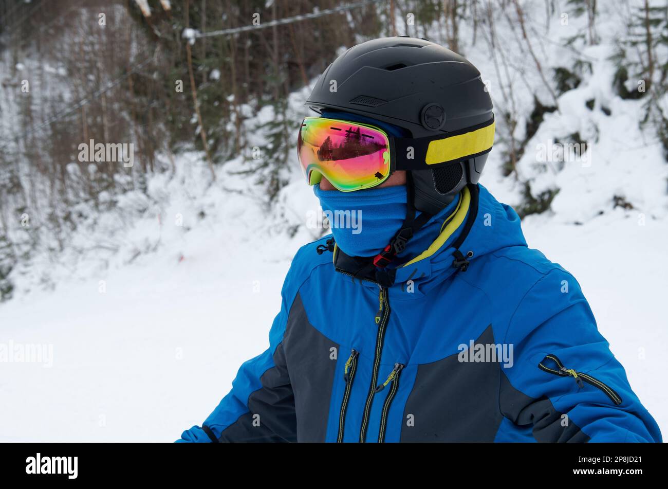 Primer plano de un esquiador en un casco deportivo y gafas de esquí Foto de stock