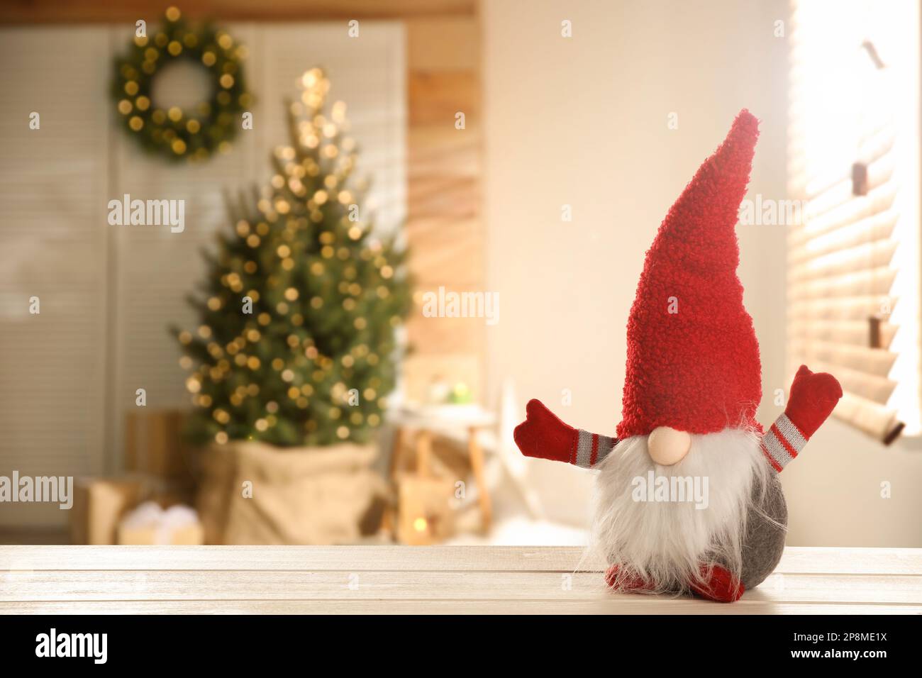 Pared de madera blanca con ventana decorativa blanca puerta y adornos  navideños