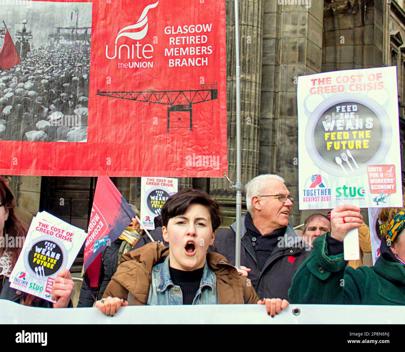 Glasgow, Escocia, Reino Unido 9th de marzo de 2023. Activistas lanzan una campaña para poner fin al hambre escolar en Glasgow Demostración en el Día Internacional de las Comidas Escolares en apoyo de la campaña “Comidas Escolares” La protesta de Alimentación a los weans en las cámaras de la ciudad se unió a los manifestantes del sindicato de residentes de wyndford mientras marcharon alrededor de las cámaras y posaron en la calle John, Crédito Gerard Ferry/Alamy Live News Foto de stock