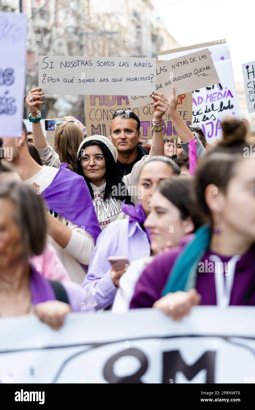 Personas que se manifiestan en las calles de Granada, en el día internacional de la mujer Foto de stock