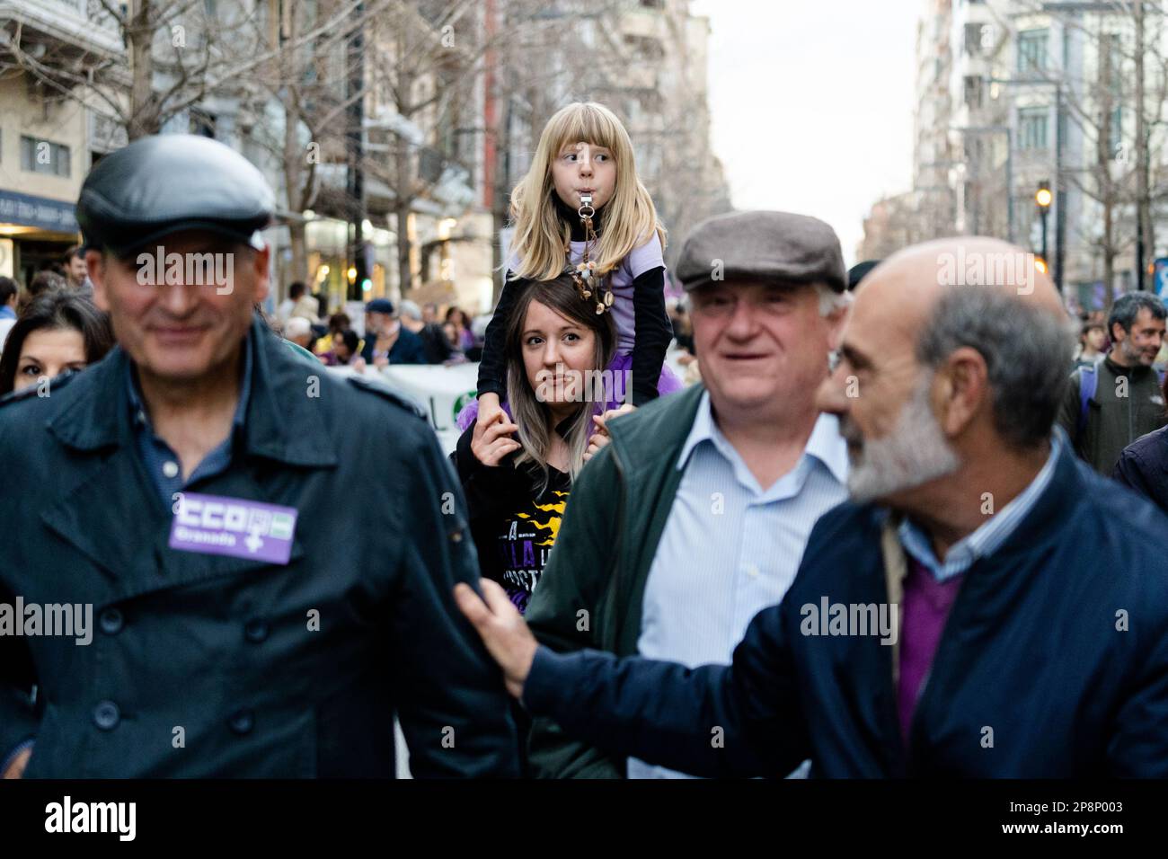 Personas que se manifiestan en las calles de Granada, en el día internacional de la mujer Foto de stock
