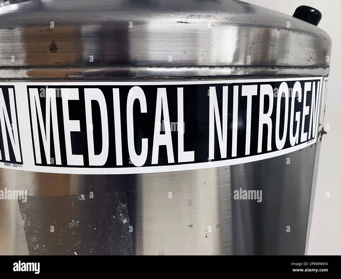 Tanques de nitrógeno fotografías e imágenes de alta resolución - Alamy