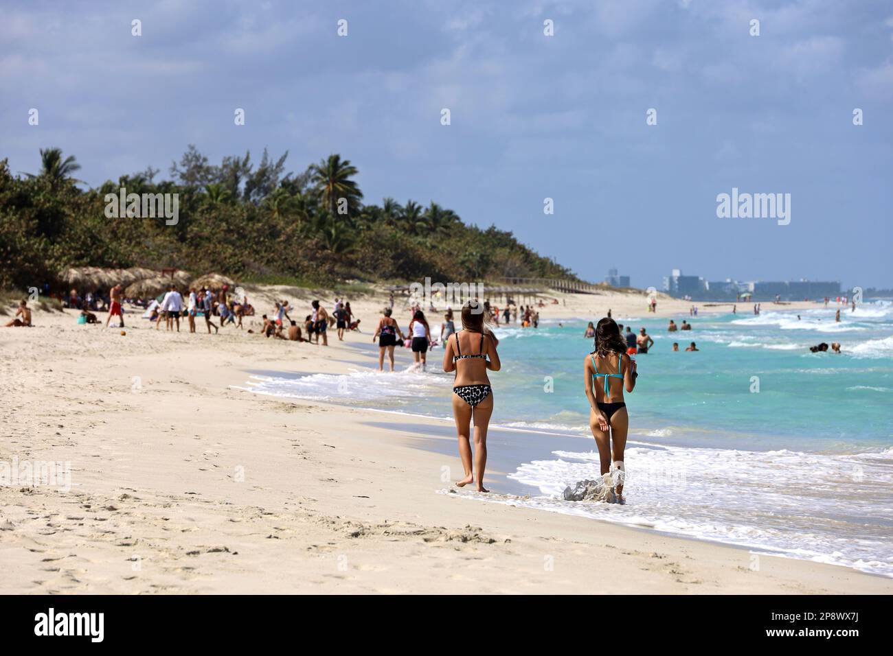 Girls walking bikini fotografías e imágenes de alta resolución - Alamy