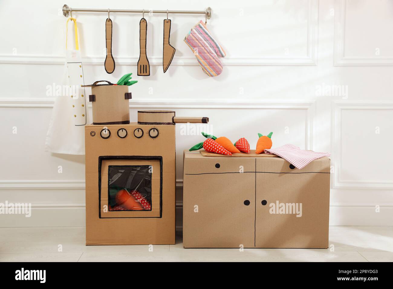 Cocina de cartón de juguete con estufa y utensilios en casa Fotografía de  stock - Alamy
