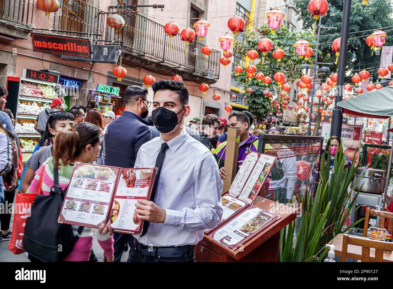 Ciudad de México, Barrio Chino Chinatown, anfitrión que sostiene el menú, hombre hombres, mujer mujer mujer mujer, adultos adultos adultos, residentes, restaurantes, restaurantes, cenar Foto de stock