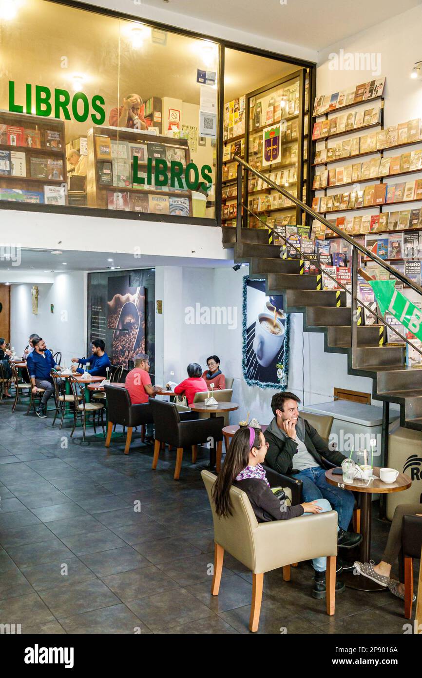 Ciudad de México, Café Emir, cafetería, librería, mesas de estar, hombre  hombre hombre, mujer mujer mujer mujer, adultos adultos, residentes  residentes, parejas, dentro Fotografía de stock - Alamy