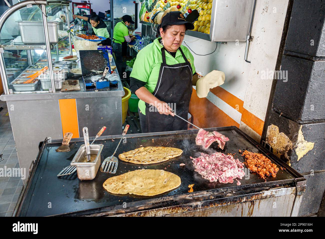 Ciudad de México, cocinar a la parrilla, carnitas, El Rincon Tapatio, mujer mujer mujer mujer mujer, adultos adultos, residentes residentes, restaurantes, cena Foto de stock