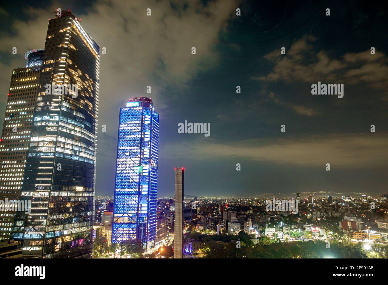 Ciudad de México, vista aérea aérea, luces nocturnas, Chapultepec Uno R509 Torre Mayor Torre BBVA, rascacielos rascacielos altos buildi Foto de stock