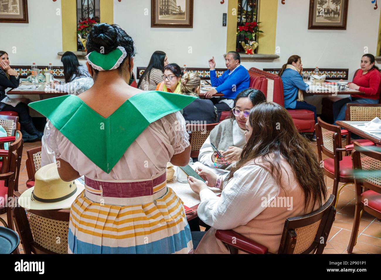 Ciudad de México, Sanborns Coyoacan, Carlos Slim-run Grupo Carso, vestido indígena camarera uniforme, hombre hombre hombre, mujer mujer mujer mujer mujer mujer, adultos adultos, residen Foto de stock