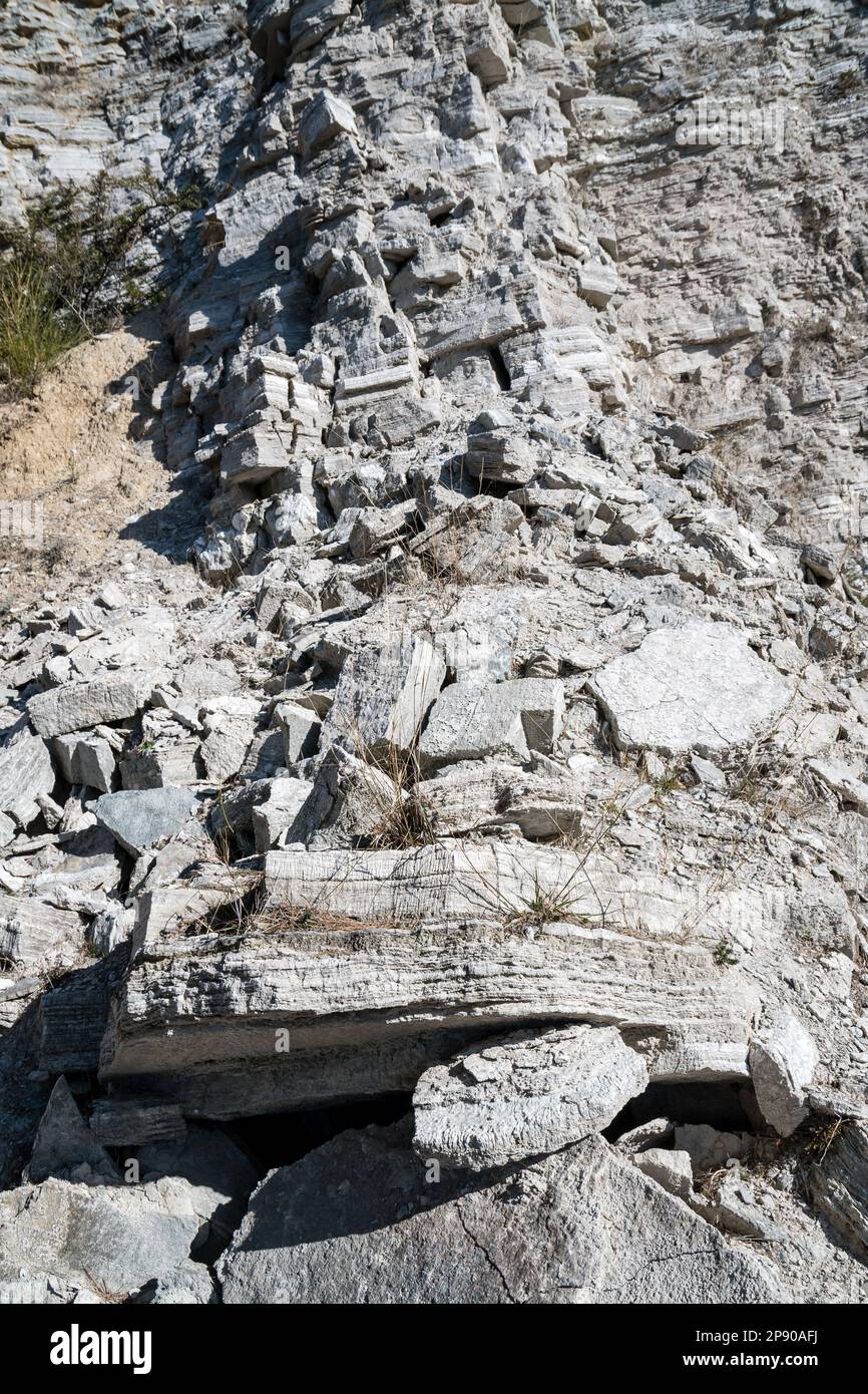 Antigua cantera, sótano mesozoico superpuesto por una secuencia Mioceno en contacto discordante que se caracteriza por una importante unidad de yeso. Vilobi del Pened Foto de stock