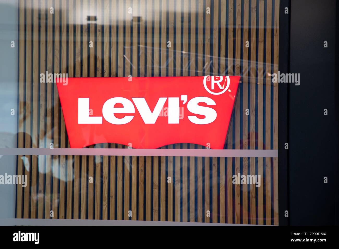 Burdeos, Aquitania, Francia - 02 25 2023 : Levi's marca de letreros y  logotipo de texto tienda de ropa americana hecha por nosotros vaqueros  vaqueros levis entrada Fotografía de stock - Alamy