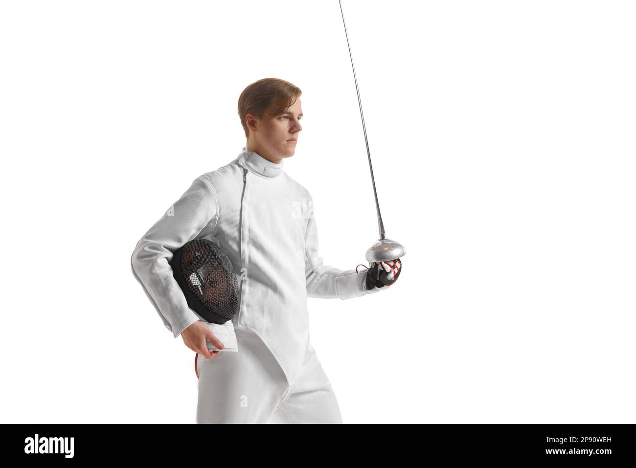 Hombre joven, esgrimista masculino en máscara de disfraz de esgrima de pie  con espada sobre fondo de estudio blanco. Deporte, motivación, habilidades  profesionales Fotografía de stock - Alamy