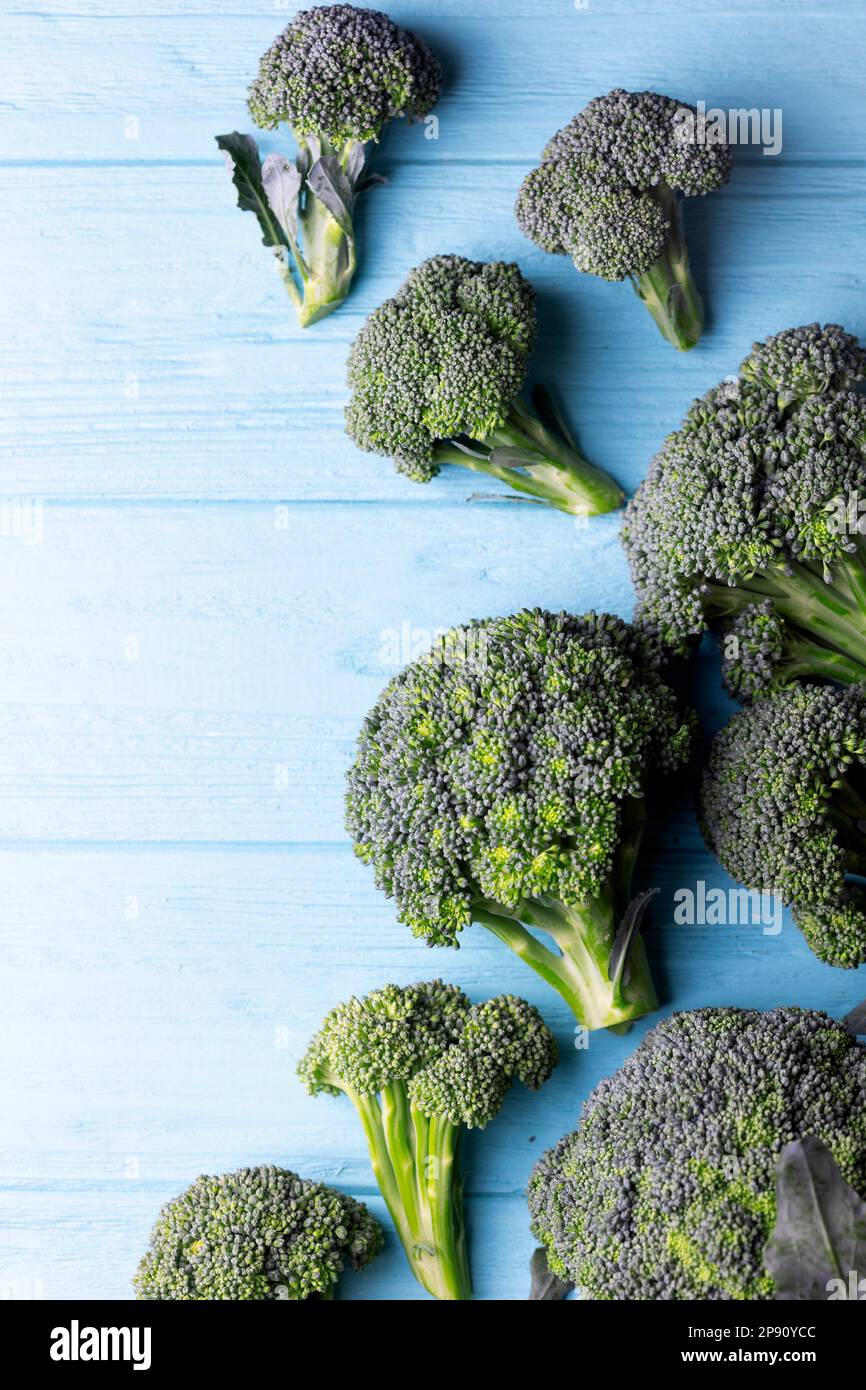 brócoli sobre un fondo azul. cosecha de verano Foto de stock