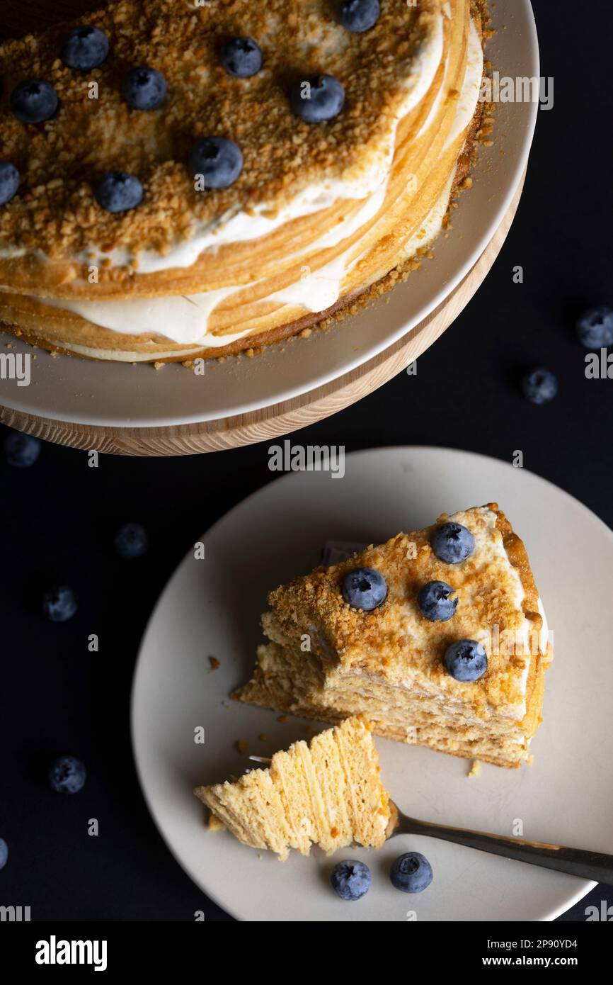 pastel de miel sobre fondo negro con arándano Foto de stock