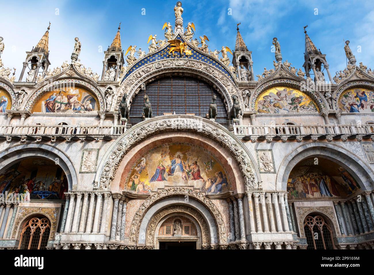 Detalle de la fachada de Basilica di San Marco (Basílica de San Marcos) Piazza San Marco, Venecia, Italia Foto de stock