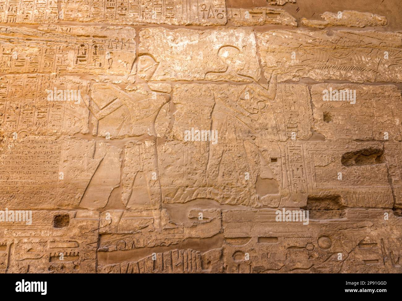 Antiguos hiroglifos egipcios en el templo de Karnak, Egipto Foto de stock