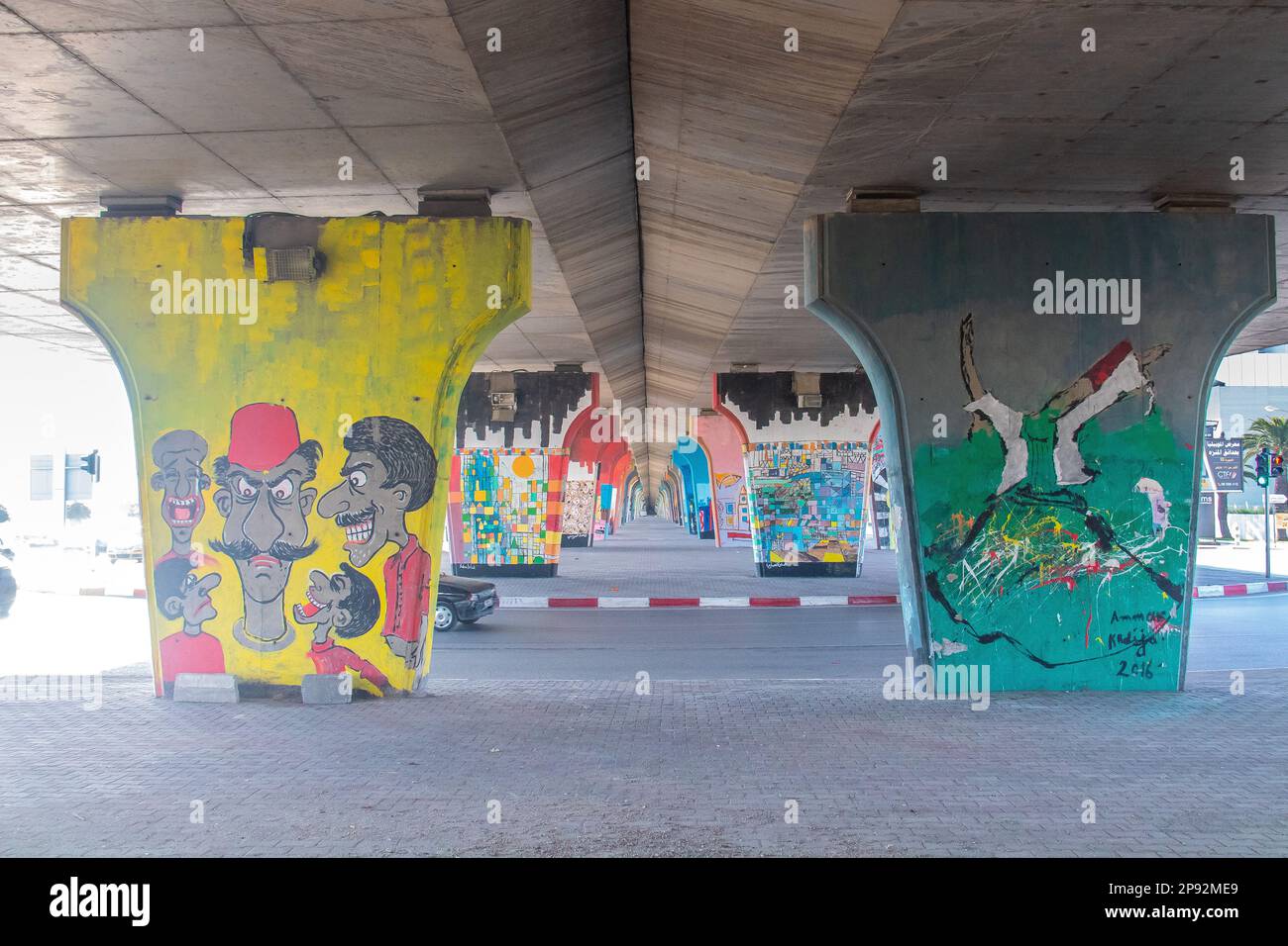 Galería de arte urbano bajo el puente de la Avenida de la República, Túnez, Túnez Foto de stock