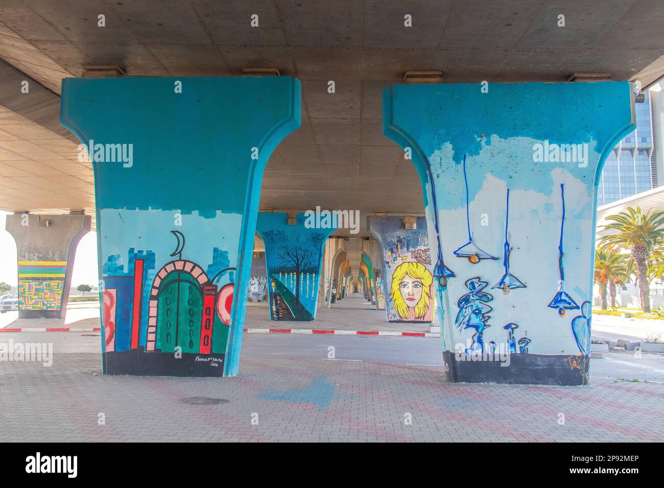 Galería de arte urbano bajo el puente de la Avenida de la República, Túnez, Túnez Foto de stock