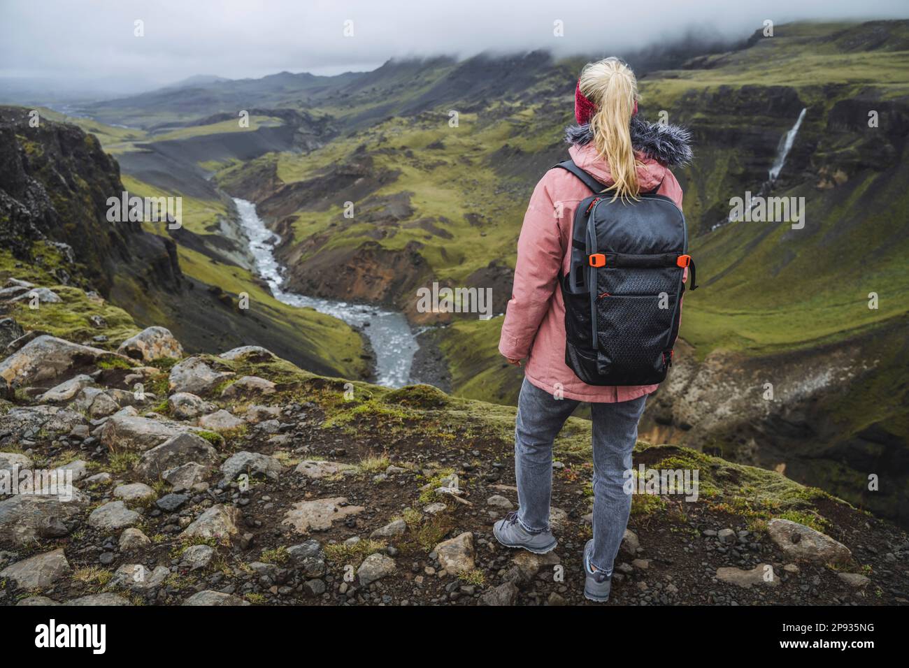 Primer plano de una mujer con mochila disfrutando de la montaña islandesa y  la fosa del río cerca de la cascada de Haifoss en Islandia Fotografía de  stock - Alamy