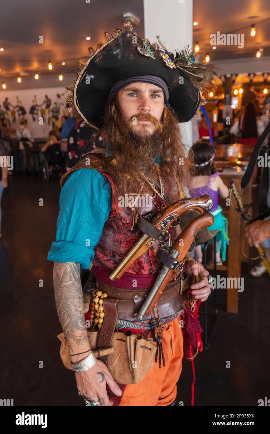 Hombre vestido de pirata fotografías e imágenes de alta resolución - Alamy