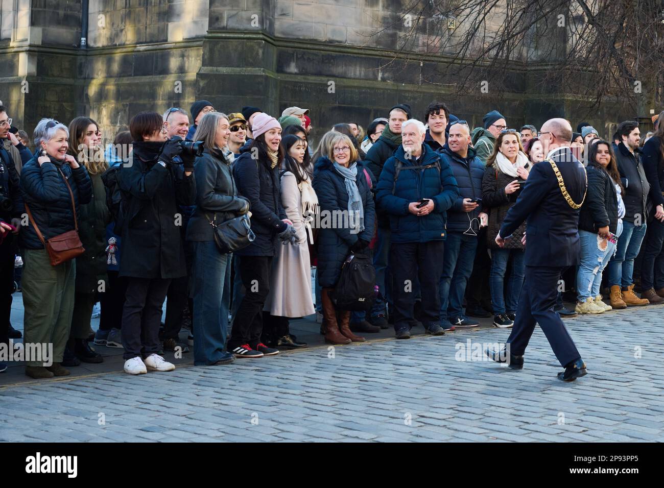 Edimburgo Escocia, Reino Unido 10 de marzo de 2023. Robert Aldridge Lord  Provost de la Ciudad de Edimburgo interactúa con la multitud antes de la  llegada del Nuevo Duque de Edimburgo, el