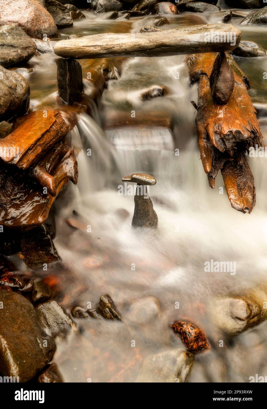 rocas en una cascada en un río Foto de stock