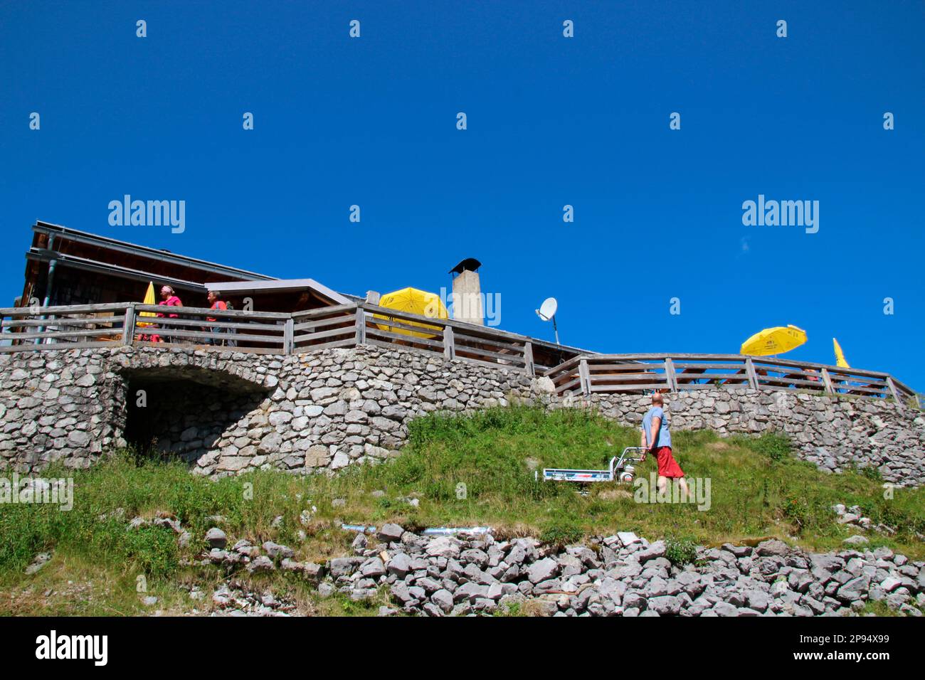 Cabaña Coburger, cabaña DAV, por encima del lago dragón, terraza, cordillera Mieminger, Carro de transporte MAN, Ehrwald, Tirol, Austria Foto de stock