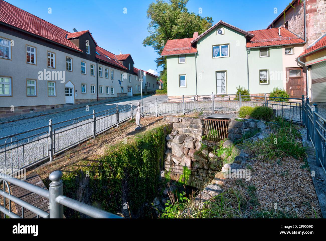Cascada, foso, fachada de la casa, arquitectura, vista del pueblo, Verano, Schleusingen, Turingia, Alemania, Europa, Foto de stock
