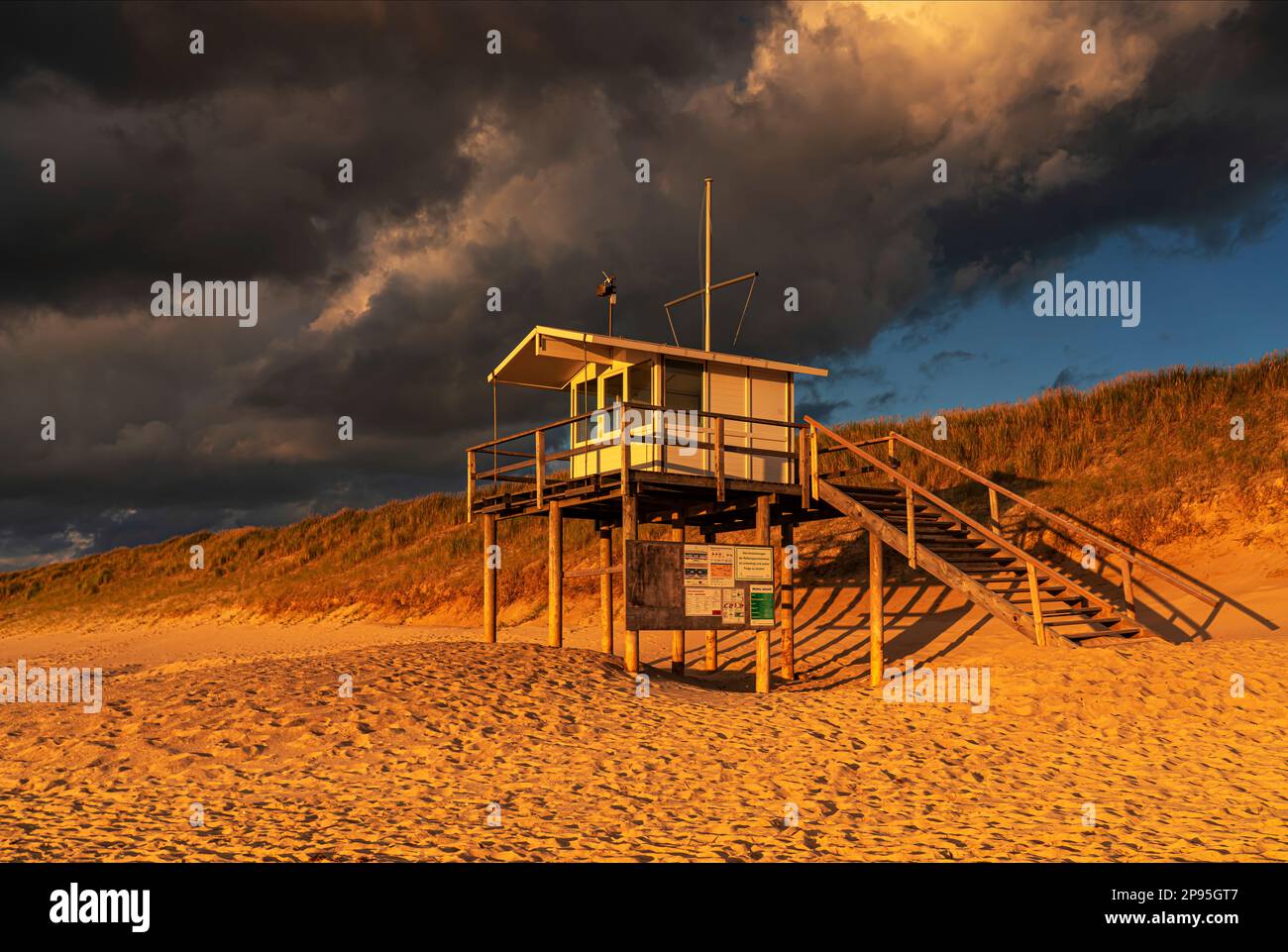 Estación de rescate en la playa de Rantum, isla Sylt Foto de stock