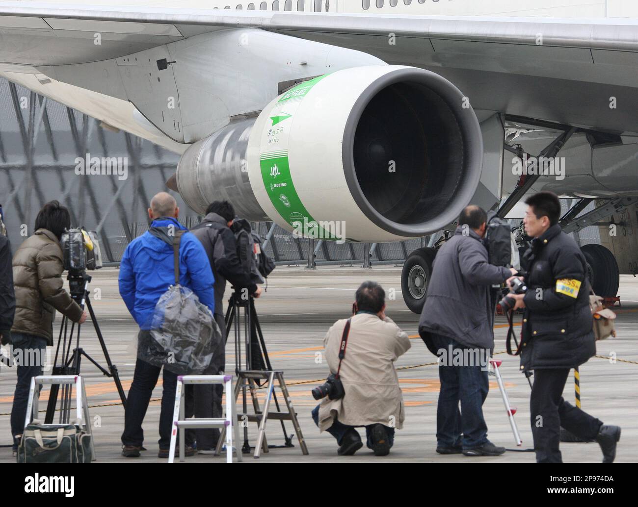 Photographers take pictures of biofuelloaded No. 3 engine of Japan