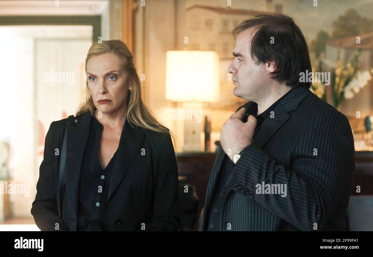 EE.UU. Toni Collette y Alfonso Perugini en una escena de la nueva película de (C)Bleecker Street Mafia Mamma (2023). Argumento: madre estadounidense hereda el imperio de la mafia su