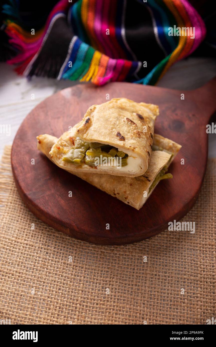 Quesadilla de Comal con queso y nopales. Quesadilla típica mexicana hecha en un comal, plato muy popular, una de las principales comidas callejeras de México. Foto de stock