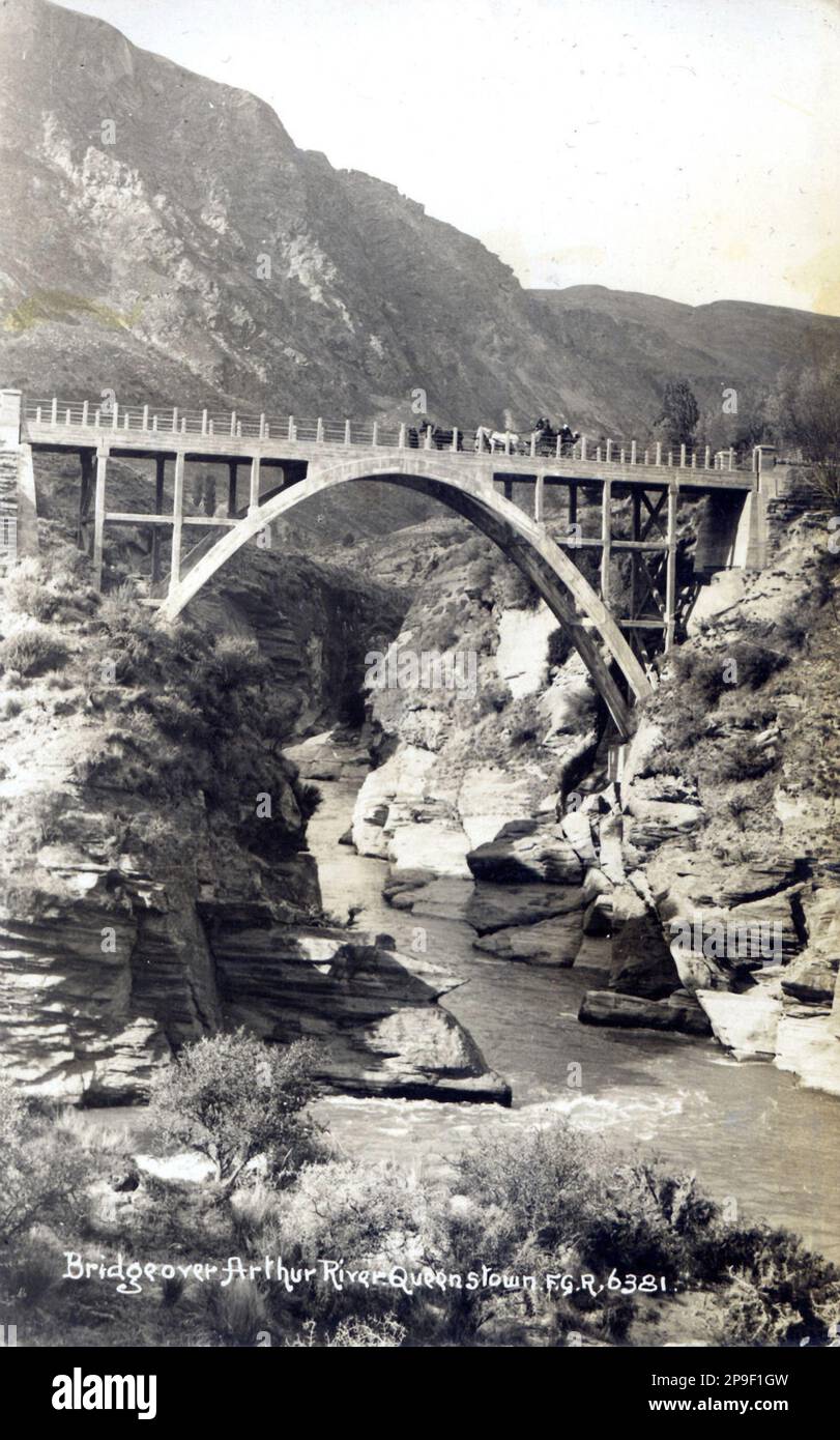 Puente sobre el río Arthur cerca de Queenstown, Central Otago, Nueva Zelanda, probablemente 1920s. Foto de stock