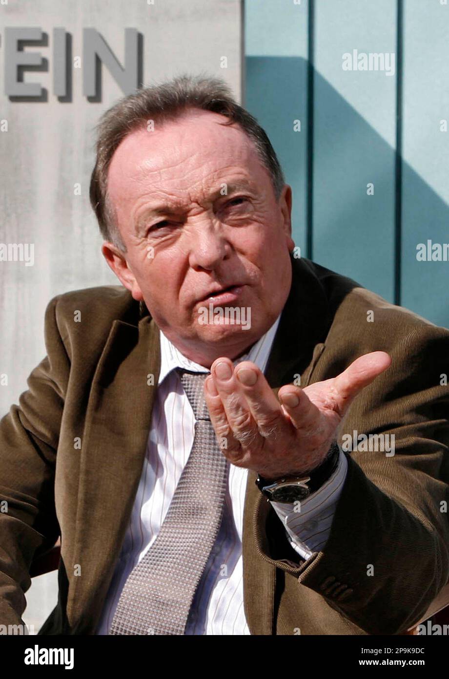 ** ARCHIV ** Der Schauspieler Peter Sodann sitzt am 21. September 2007 ...