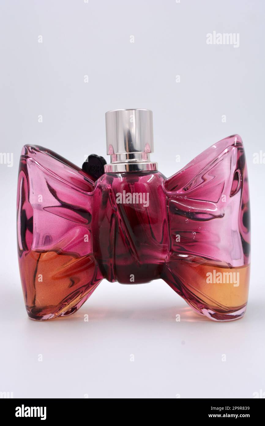 Una hermosa botella roja, cereza, ciruela de perfume de mujer en forma de  lazo con un aroma dulce de cereza se encuentra en un fondo blanco  Fotografía de stock - Alamy