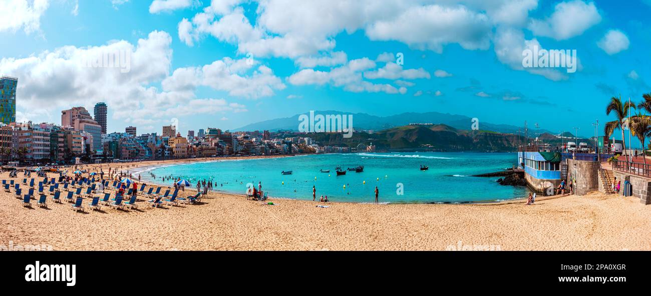 Panorama de la famosa playa de Las Canteras en verano, con turistas disfrutando de las vacaciones de verano en Gran Canaria Foto de stock