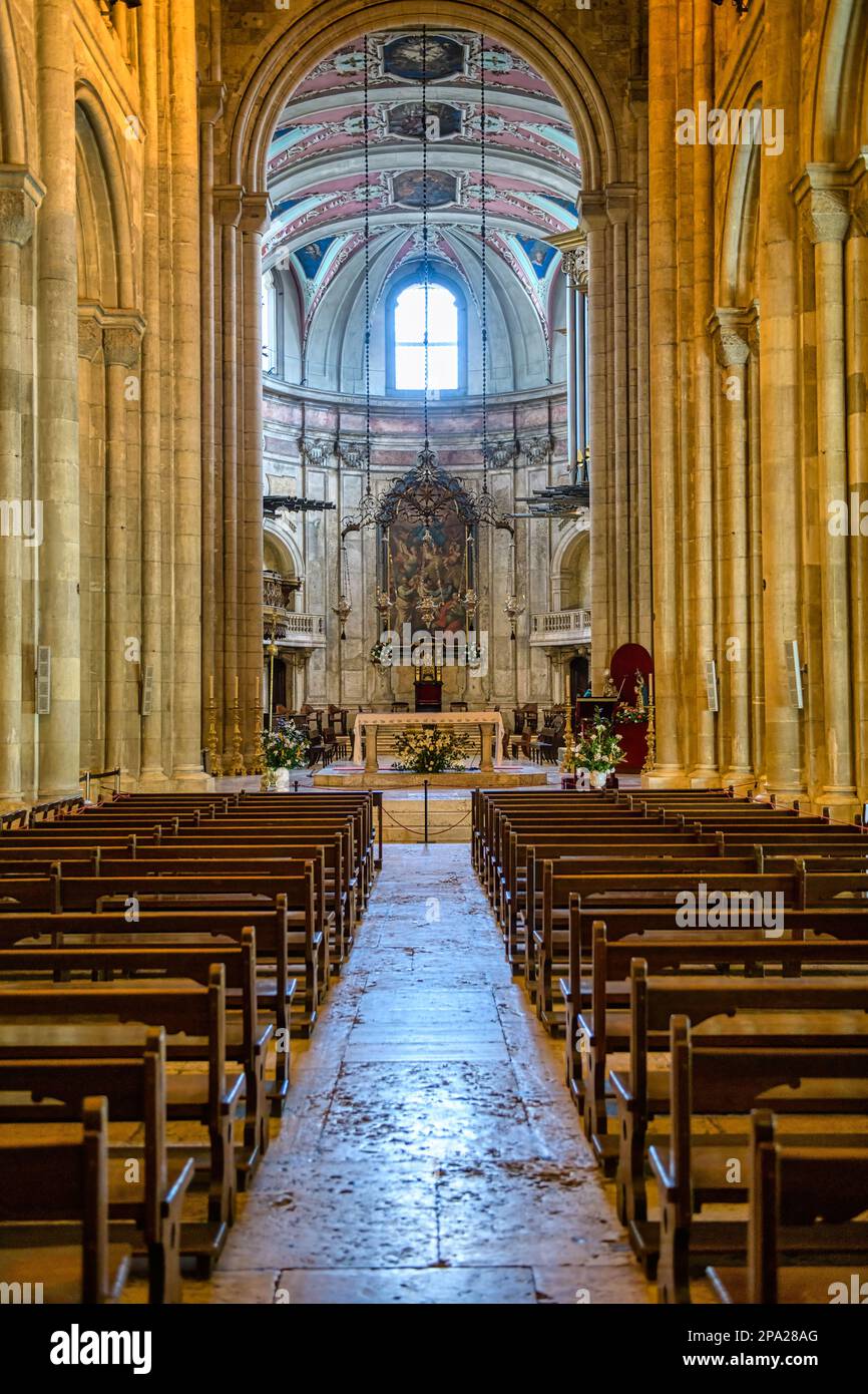 Vista simétrica del altar o de la parte frontal del emblemático edificio católico. Característica arquitectónica. Foto de stock